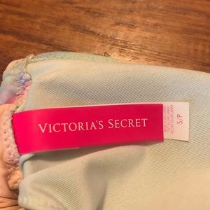 Victoria's Secret Swim - Victoria’s Secret Print Triangle Top Victoria's Secret Swim - Victoria’s Secret Print Triangle Top